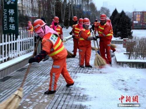 1月3日上午，青海全省有13个测量站出现了降雪。图为西宁环卫工人清扫人行道。中新社记者 孙睿 摄