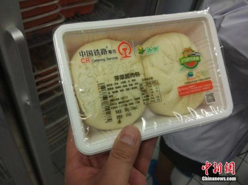  10元餐有香菇素包、芽菜酱肉包、豆沙包。中新网记者 李金磊 摄