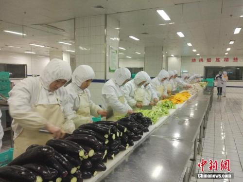 中国新闻网:探高铁盒饭生产基地：日产两万份 素食套餐将面世