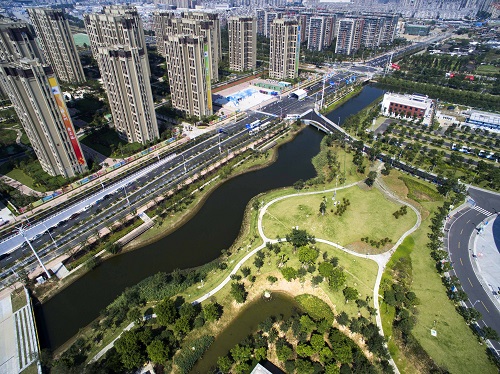 福州海綿城市建設項目——福州海峽奧體中心雨水花園已經建成併發揮功能，該項目為下沉式綠地雨水花園，能使雨水充分滲透蓄積。新華社記者 林善傳 攝