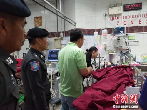 3月3日,中国驻清迈副总领事潘瑾(俯身者)赴医院看望受伤中国游客。中国驻清迈总领馆供图