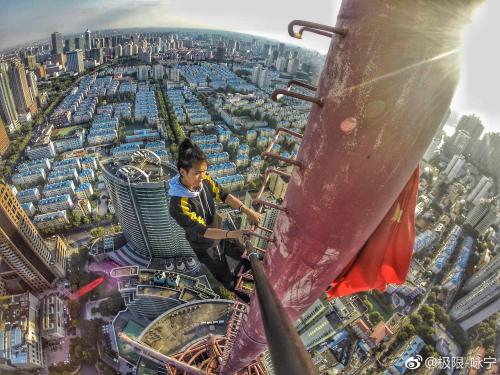 资料图:自称国内“高空挑战第一人”的吴咏宁。图片来源 吴咏宁微博