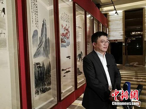 北京保利拍卖执行董事赵旭在当晚接受采访。中新网记者 宋宇晟 摄
