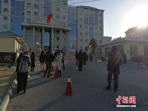  庭审当天，法院外聚集了大量记者。 中新网记者 张尼 摄