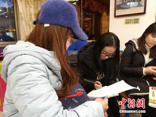  赵女士（左一）接受中新网记者采访。 中新网记者 张尼 摄