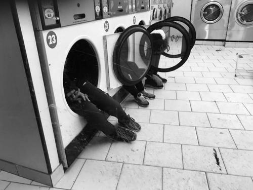 悲惨世界! 巴黎街头流浪儿童洗衣机里过夜|悲惨