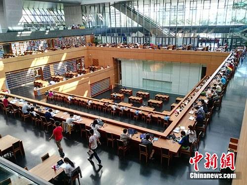 即便是工作日,国家图书馆阅览室内也有不少人在自习阅读。#####filter1#####记者 宋宇晟 摄
