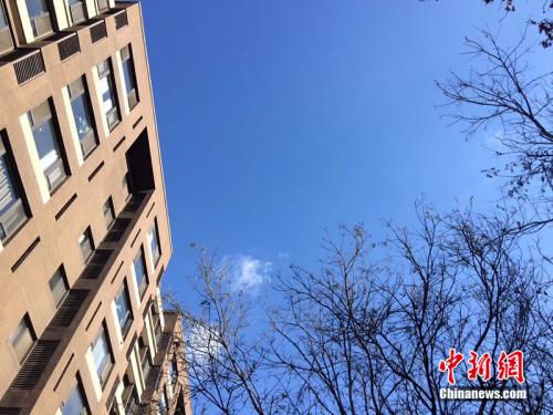 2017年12月7日，北京空气质量较好，图为北京丰台区某小区上空的蓝天。中新网 邱宇 摄