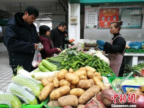 资料图:合肥市民在购买蔬菜。 刘浩 摄
