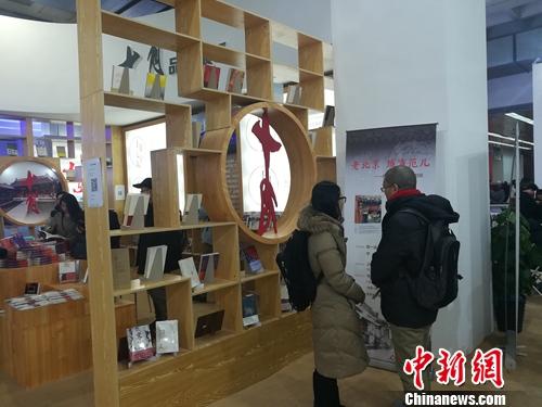 北京十月文艺出版社展台前,两名读者正兴致勃勃讨论陈列的书籍。据该社总编辑韩敬群透露,目前该社对电子书版权也十分重视。上官云 摄