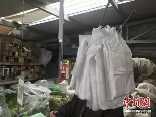 朝阳区某菜市场内,依然存在着供顾客免费使用的塑料袋。 冷昊阳 摄 北京市朝阳区某菜市场内,依然存在着供顾客免费使用的塑料袋。 冷昊阳 摄