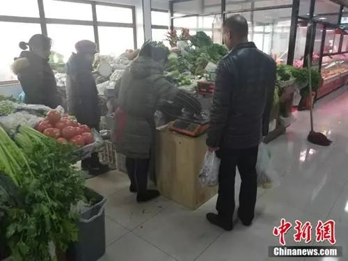 西城区某菜市场内,一名市民使用免费塑料袋买菜。 冷昊阳 摄 北京市西城区某菜市场内,一名市民使用免费塑料袋买菜。 冷昊阳 摄