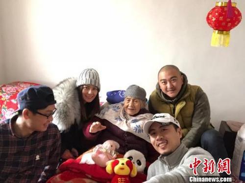 资料图:《二十二》导演郭柯一行人探望山西李爱莲老人(中)。 受访者供图