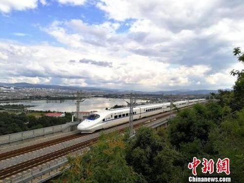 资料图:列车运行在云岭大地。中国铁路昆明局集团有限公司供图