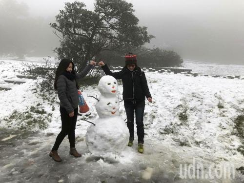 台北阳明山鞍部5日清晨开始降雪,吸引许多民众上山追雪,雪白一片的景色让追雪民众兴奋不已。图片来源:台湾“联合新闻网”。