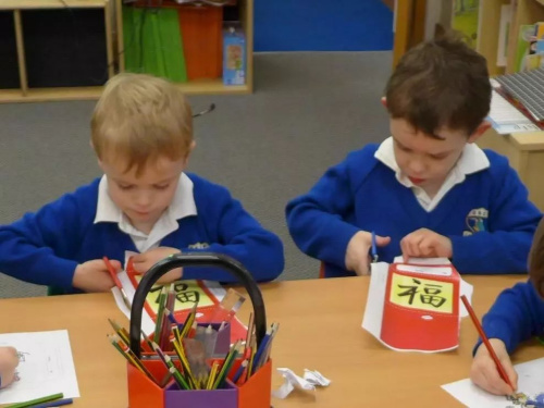 英国埃塞克斯Great Sampford小学自制的手工龙和福字。(英国《华闻周刊》微信公众号)