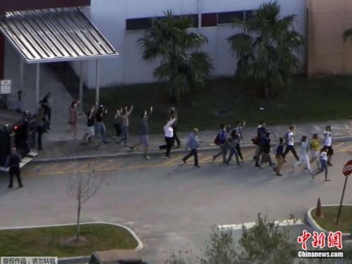 枪击案发生之后，学生们撤离学校。