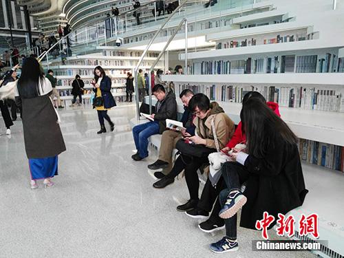 春节期间,滨海图书馆迎来客流高峰。图为图书馆中的阅读者。中新网记者 宋宇晟 摄