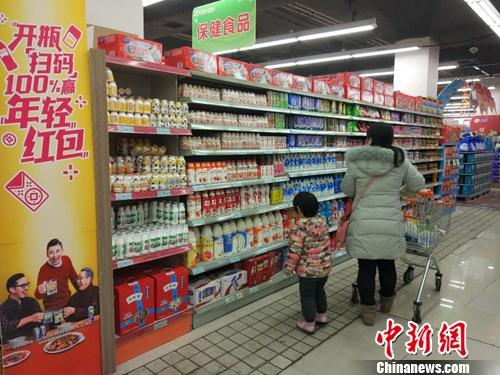 居民在超市里购物 中新网记者 李金磊 摄