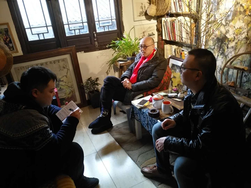 游江（右二）与诗人朋友接受记者采访。