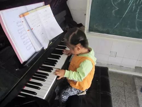 从不玩电子产品,8岁女孩却600度近视!起因竟是