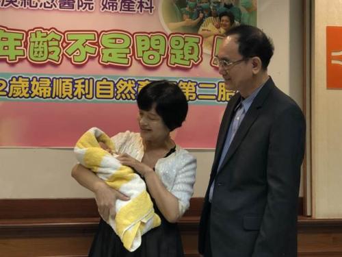 台湾地区62岁的吴女士，上月底自然产下一名男婴，创台湾地区最高龄纪录，医院7日为她办分享记者会。图片来源：中时电子报。
