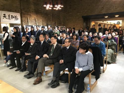 百余位华侨华人参加了当天的活动。(图片来源:《欧洲时报》记者 陈述 摄)