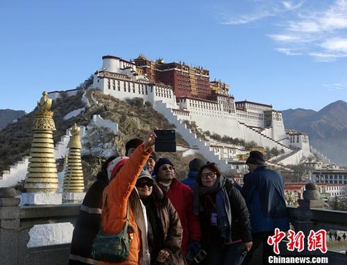 资料图:游客在西藏旅游。<a target='_blank' href='http://www.chinanews.com/'>中新社</a>记者 孙翔 摄