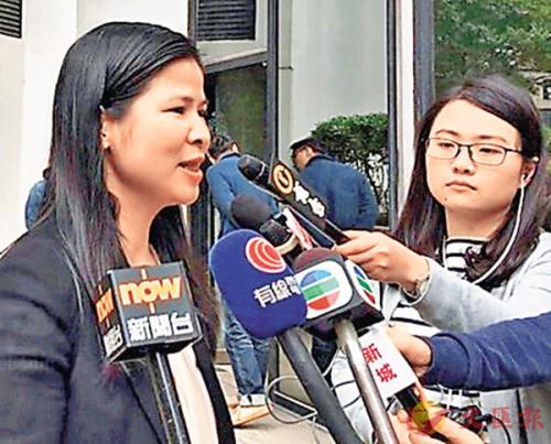 香港海关版权及商标调查科高级监督叶慧婵接受记者采访。图片来源：香港《文汇报》。
