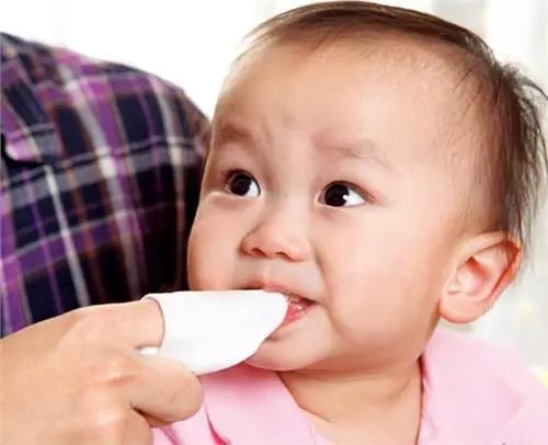 孩子1岁以内牙还没长全 还要给孩子刷牙吗?