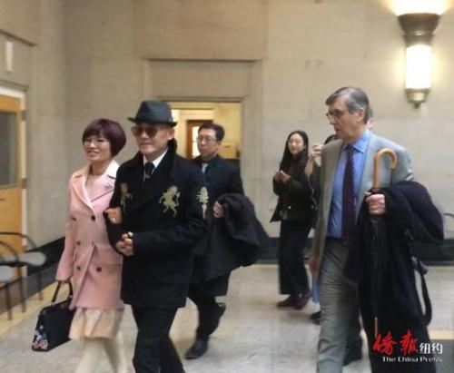  周立波携妻子胡洁在辩护律师（右一）的陪同下进入法庭（美国《侨报》记者张晶摄）