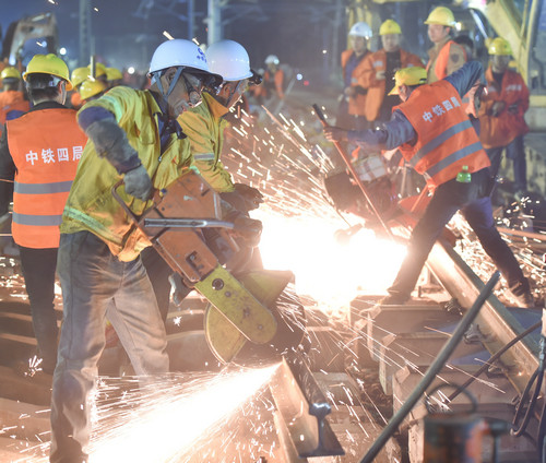 资料图片:1月19日,施工人员在福建省龙岩市南龙铁路站改拨接现场作业。新华社记者 宋为伟 摄