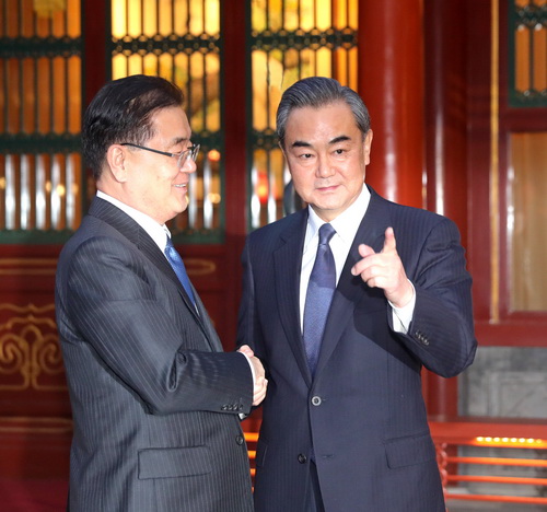 2018年3月12日晚,外交部长王毅会见韩国总统特使、国家安保室长郑义溶。