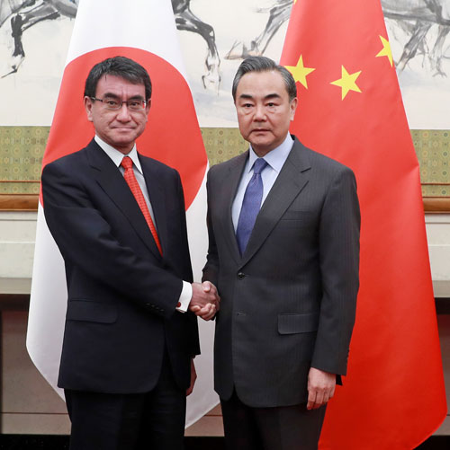 2018年1月28日,外交部长王毅在北京钓鱼台国宾馆与到访的日本外相河野太郎举行会谈。
