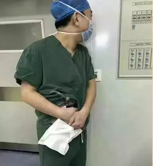 10秒!史上最短求婚:护士夜班急工作,行行行嫁