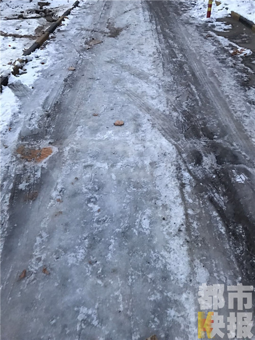 西安北郊这家小区道路上到处都是积雪。 