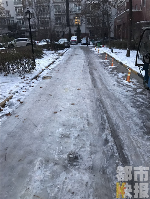  西安北郊這家小區(qū)道路上到處都是積雪。 