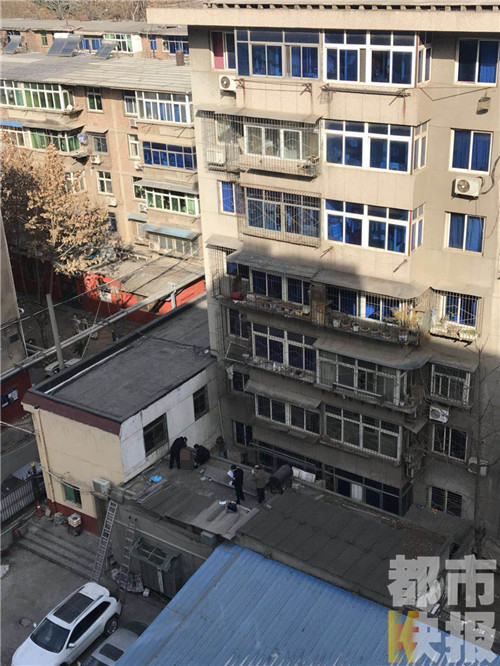 西郊一小區(qū)年輕男子墜樓身亡，家屬：患有抑郁癥。