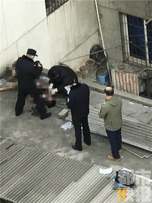 西郊一小區(qū)年輕男子墜樓身亡，家屬：患有抑郁癥。