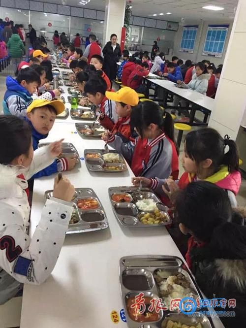 西海岸新区48所中小学食堂启用