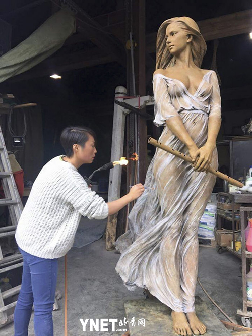 美国男子夸赞某雕塑是西方男人的骄傲 被网友