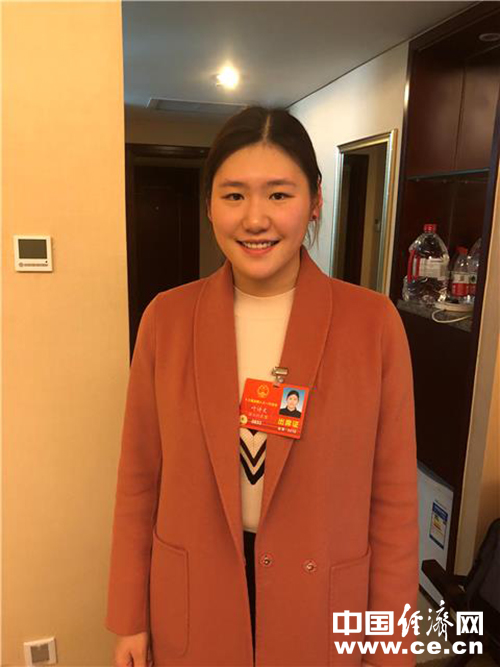 叶诗文代表:要保障学生每天的体育运动时间