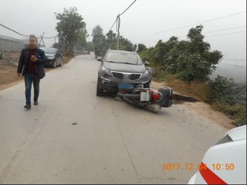 小汽车违法抢行撞二轮 二轮司机跳车逃生|小汽