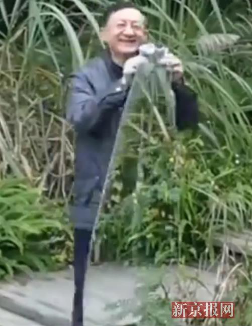 大爷穿上“国产量子隐身衣”凭空消失? 真相原来如此|隐身衣|大爷|抠像_新浪新闻