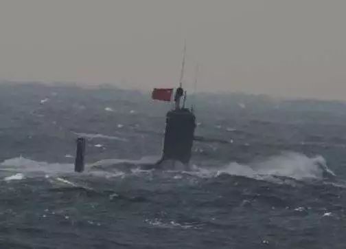 ▲放大图片，可以看到这艘潜艇指挥塔后的微微凸起，这明显不同于中国海军此前常见核潜艇的外形识别特征。