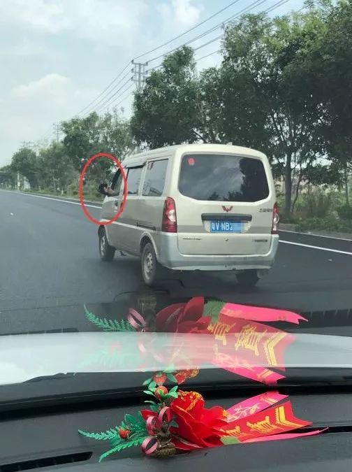 普宁“臭脚”五菱“车神”又重出江湖了?这张照片千万别让交警蜀黍看到