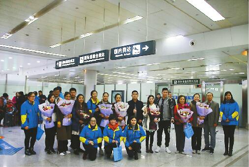 30日晚11点半左右,嘉华旅游工作人员在遥墙机场迎接包括领队在内的29人团队归来。高广坤 摄 受印度尼西亚巴厘岛阿贡火山喷发影响,巴厘岛伍拉莱国际机场于11月27日7时起临时关闭。截至11月29日,火山喷发共导致一万多名我国旅客滞留。民航局立即启动应急机制,要求运营至巴厘岛航线的东航、南航、厦航妥善做好滞留旅客安置工作,提前做好紧急运力调配预案。据了解,部分滞留当地的济南游客最快11月30日晚就能回家。 30日下午,济南市旅发委发布信息,确认目前我市滞留巴厘岛团队12个,游客367人(面向全省收