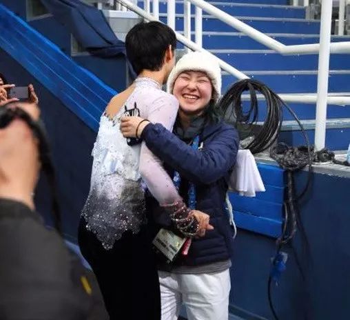 羽生结弦其实有女友？！日媒把和他传绯闻的7个妹子都列出来了，我不听！我不听！