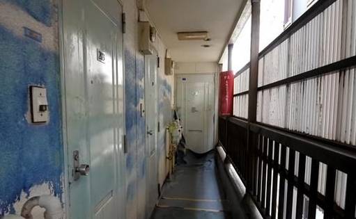 江歌生前在日本所住公寓的楼道,也是案发现场。(来源:澎湃新闻)