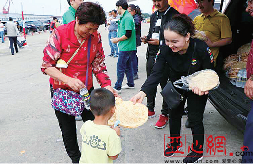 海口大堵车 新疆商户打馕送滞留人员